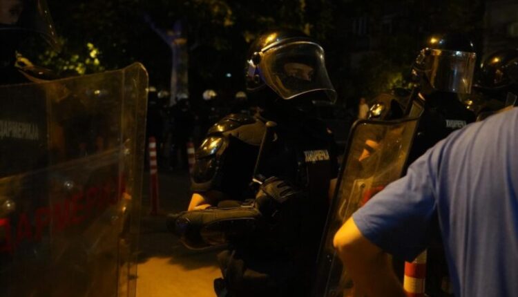 Protesta të mëdha u njoftuan në të gjithë Serbinë sonte – Autoritetet arrestojnë njerëz