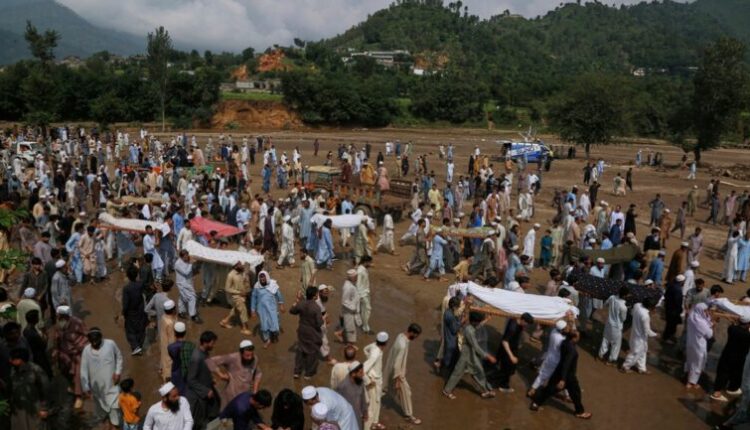 Mbi 300 të vdekur në Pakistan nga përmbytjet, funerale masive