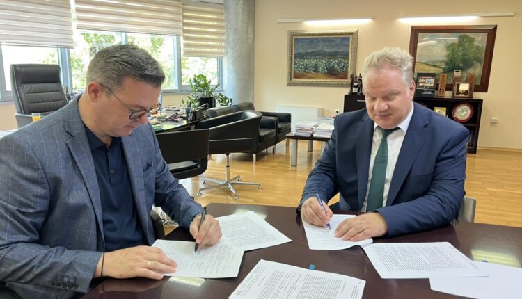 Ministri Tripunovski nënshkroi marrëveshje për mbështetje financiare të NP “Pyjet Nacionale” në vlerë prej 48 milionë denarësh