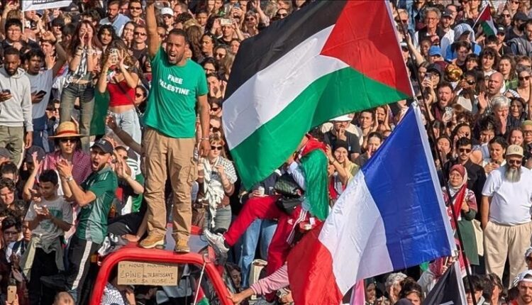 Një punonjës aeroporti në Paris largohet nga puna pasi nga biseda në radiomarrëse tha “Palestina e Lirë”