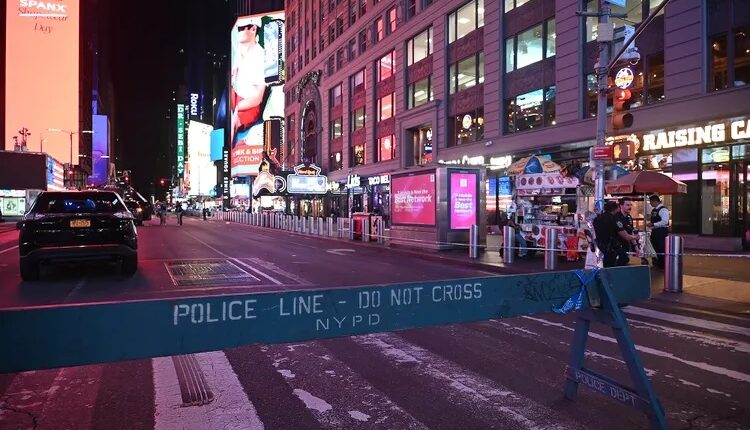 Të shtëna me armë zjarri në Times Square, tre persona të plagosur