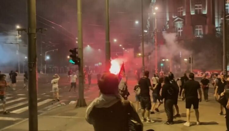 Sërish përleshje mes protestuesve dhe policisë në Serbi, disa të lënduar
