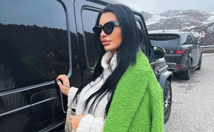 Zaimina Vasjari shkëlqen në pozat e reja nga jahti luksoz