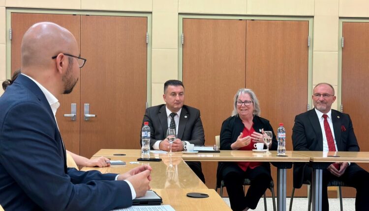 Drejtuesit e Universitetit të Tetovës e vizituan Ambasadën e SHBA-ve në Maqedoninë e Veriut