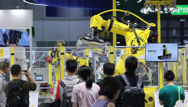 Kina kryeson tregun global të robotëve industrialë