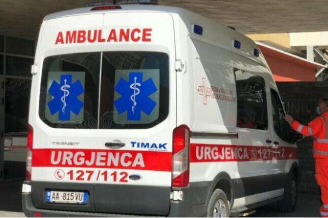 TMERR në Tiranë! 29-vjeçari qëllon me thikë dy vëllezërit e tij
