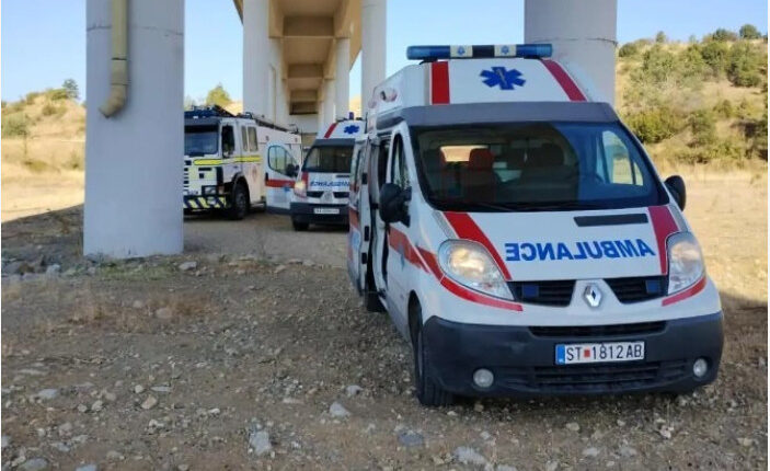 Tre punëtorë humbën jetën, ndërsa dy të tjerë u lënduan në një aksident trafiku në rrugën Shtip-Radovish