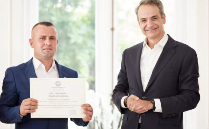 Kryeministri grek i jep shtetësinë shqiptarit që shpëtoi 2 fëmijë nga mbytja