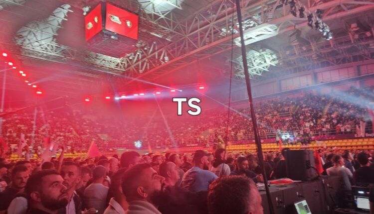 UÇK, UÇK, UÇK dridhet Shkupi nga brohotitjet e qindrave njerzve në sallën Boris Trajkovski ku mbahet Konventa e AKI-së (VIDEO)