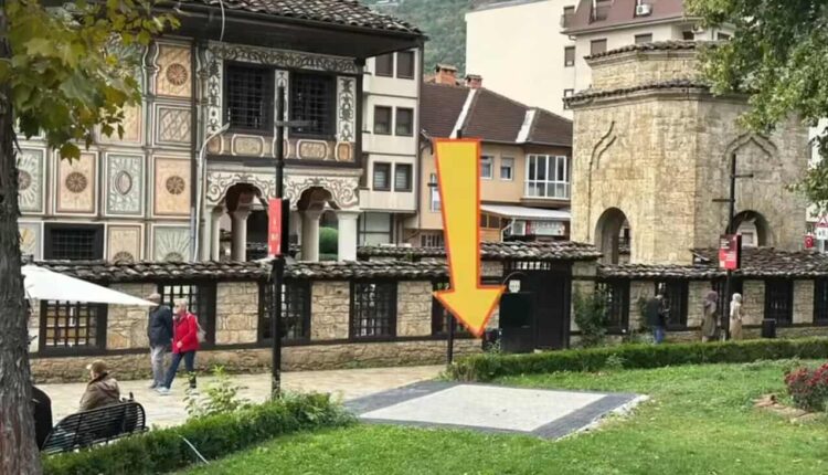 “Më mirë për Tetovën”: Pse po rrezikohet Xhamia e Pashës me bekatonka që shtrohen në parkun e saj?