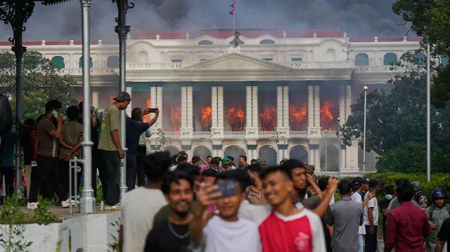 Përshkallëzohen protestat në Nepal, protestuesit djegin shtëpinë e kryeministrit dhe Parlamentin (VIDEO)