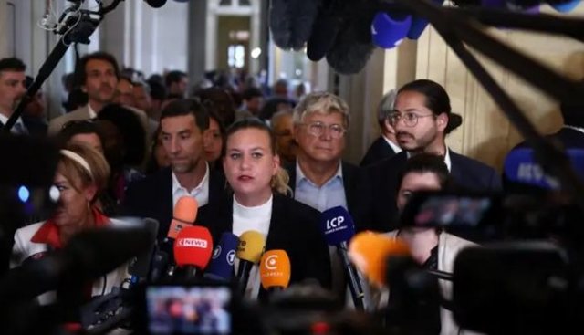 Kriza politike në Francë/ Pas rrëzimit të kryeministrit Bayrou, opozita kërkon edhe largimin e Macron