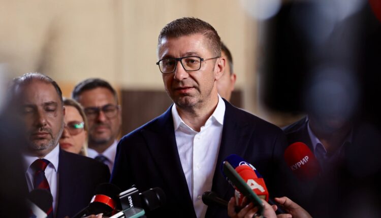 Mickoski: Kumanova po zhvillohet, Qeveria do të sigurojë 700,000 euro për rindërtimin e kompleksit më të vjetër sportiv “Sokollana”