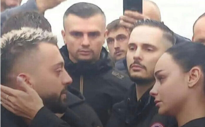 Egli Tako merr pjesë në ceremoninë e varrimit të vëllait të Gjestit