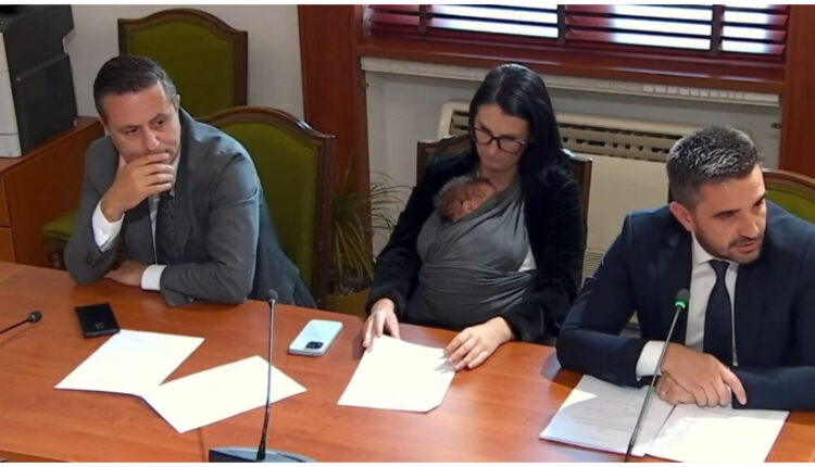 Befason deputetja e PS, shkon me foshnjën në Komisionin Parlamentar