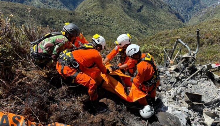 Rrëzohet helikopteri në Indonezi, katër të vdekur