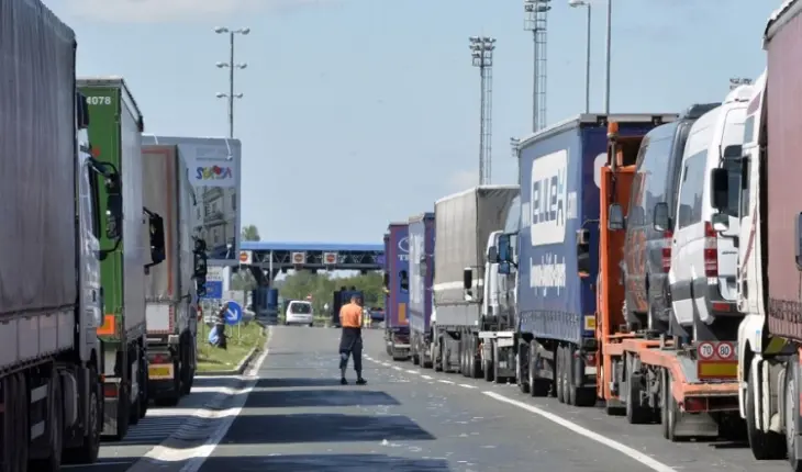 Kolonë e gjatë me kamionë, ridrejtohet transporti i mallrave në Bllacë