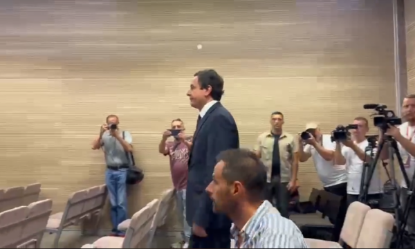 Albin Kurti shkon në Gjykatë ku po mbahet seanca ndaj Faton Klinakut të OVL-UÇK, i cili akuzohet se e kërcënoi