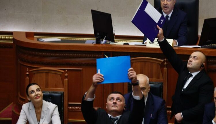 Hodhën librin e Kushtetutës dhe shishe uji ndaj Edi Ramës, përjashtohen 10 ditë nga Kuvendi dy deputetët e PD