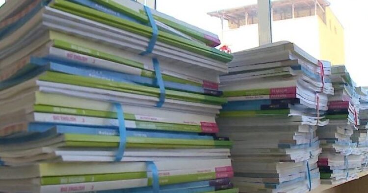 Mungesa e librave shkollorë, prindërit detyrohen t’i printojnë vetë për fëmijët