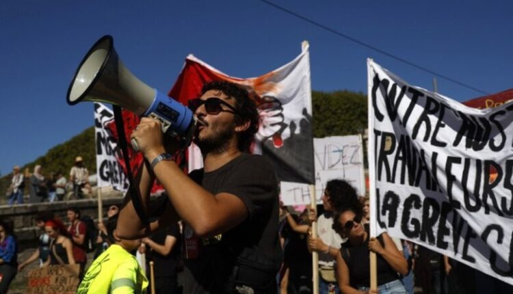 Franca në kaos, 800,000 protestues dalin në rrugë në një nga grevat më të mëdha të viteve të fundit