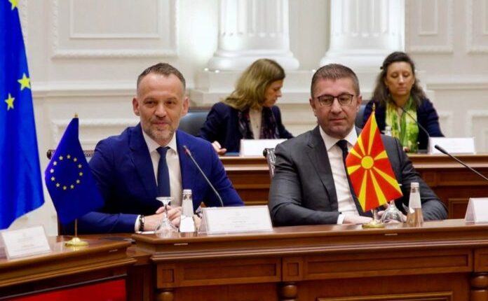 Mickoski: Me Fetain komunikoj në anglisht! Flet rrjedhshëm katër gjuhë dhe është i shkolluar në universitete të shquara