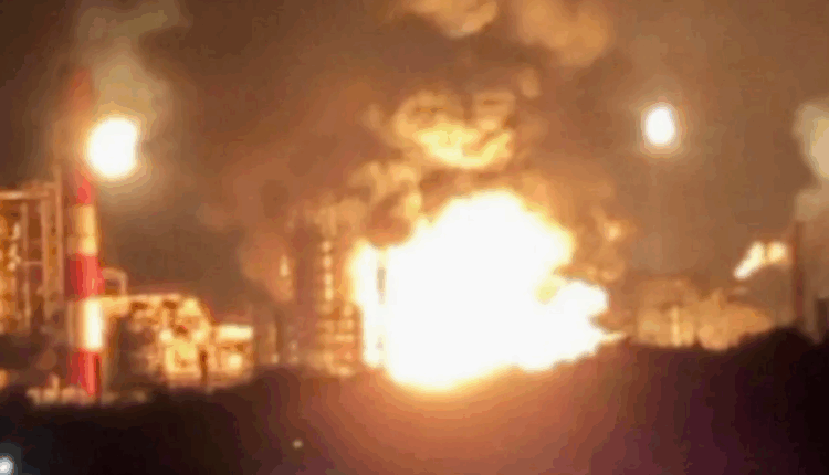 Ukraina godet një nga rafineritë më të mëdha të gjigantit rus të naftës (VIDEO)