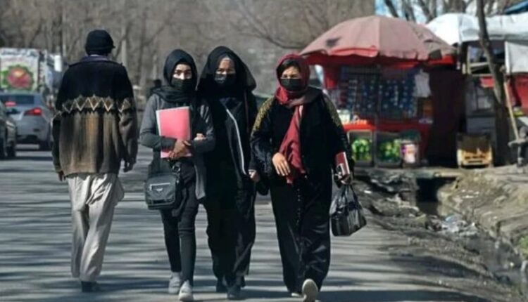 Talebanët ndalojnë librat e shkruar nga gratë në universitetet afgane