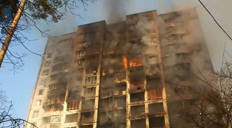 Dy të vrarë dhe 13 të plagosur nga një sulm rus në Kiev të Ukrainës