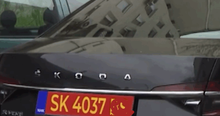 Vëreni veturat zyrtare në aktivitete zgjedhore? Denoncon në numrin 070 399 050