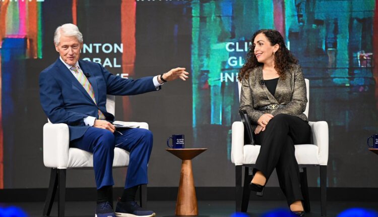 Bashkë me ish-presidentin Clinton, Osmani rrëfen rrugëtimin e Kosovës drejt lirisë