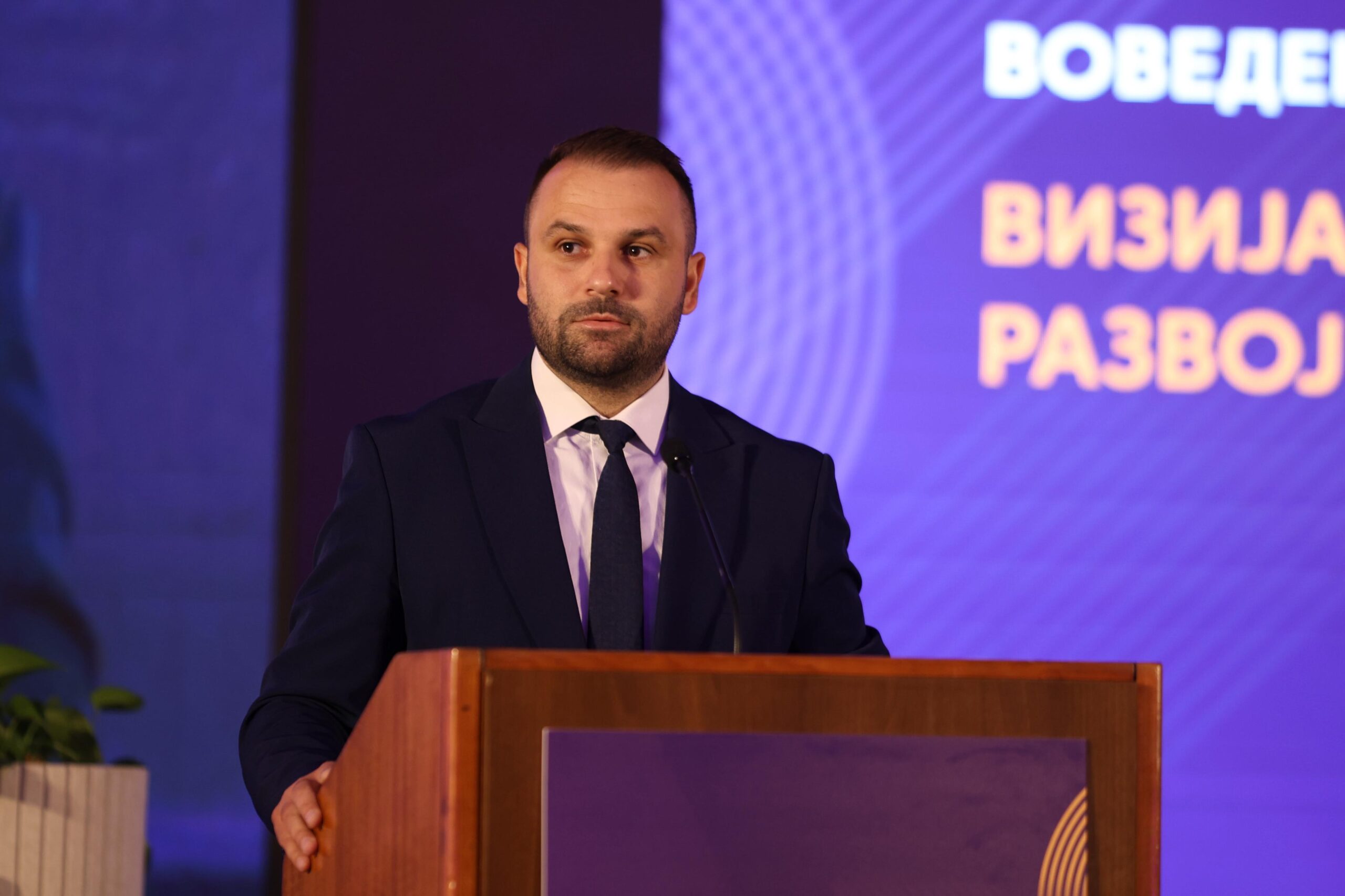 Ministri i Ekonomisë dhe Punës Besar Durmishi në "Udhëheqës biznesi": Qeveria dhe ekonomia janë partnerë në ndërtimin e ekonomisë moderne dhe të qëndrueshme