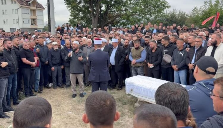 Humbi jetën në një aksident tragjik, Gjesti i jep lamtumirën e fundit vëllait të tij, shihet me lot në sy gjatë ceremonisë mortore