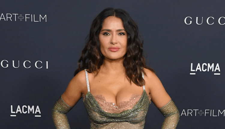 “Unë ende po kërcej…” – Fansat u habitën kur mësuan moshën e Salma Hayek