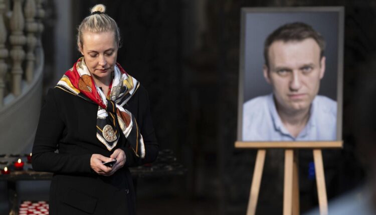 Navalny vdiq nga helmimi, thotë bashkëshortja e tij
