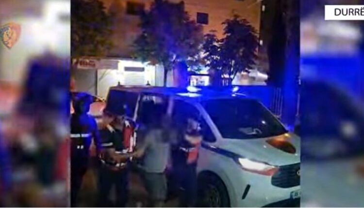 Mbajti me forcë në banesë një 15-vjeçare, arrestohet 33-vjeçari në Durrës. Në shtëpi iu gjet dhe arsenal armësh