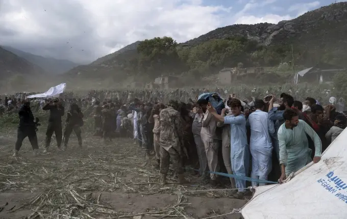 Arrin në mbi 2,200 numri i të vdekurve nga tërmeti në Afganistan