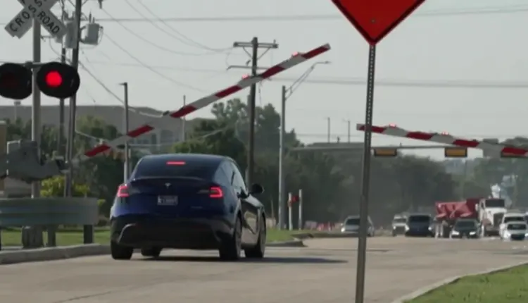 Tesla me drejtim të plotë automatik nën kritika pasi nuk arriti të njohë kalimet hekurudhore