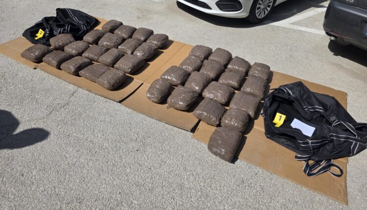 Rreth 35 kilogramë marihuanë u sekuestruan në rrugën Manastir–Prilep, u arrestua një person (VIDEO)
