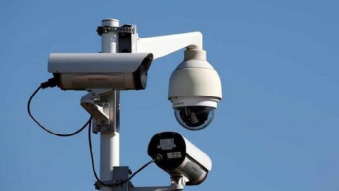Hyjnë në fuqi ndryshimet ligjore, 40 euro gjobë për këmbësorët që përdorin celularë në vijat e bardha