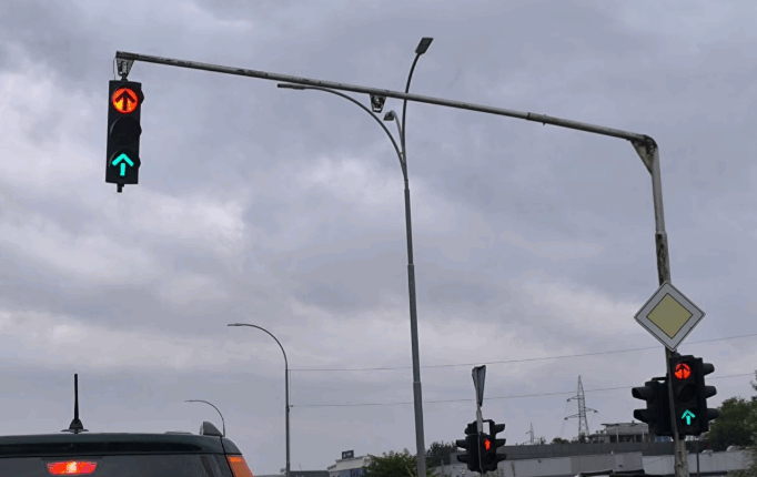 Semaforë konfuzë në Shkup: Duke vozitur sipas logjikës së kaosit