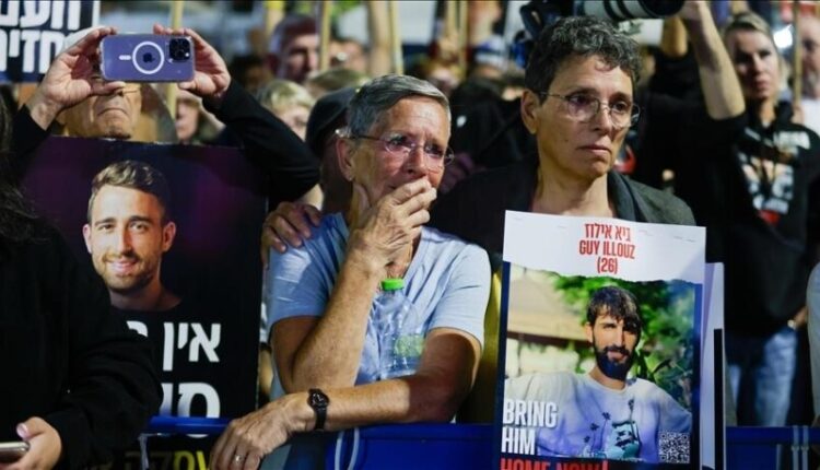 Të afërmit e pengjeve izraelite: Netanyahu po sakrifikon pengjet për jetën e tij politike