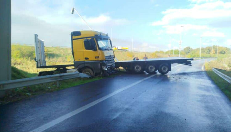 Kamioni përplaset me bankinën në unazën Shkup, trafiku mbyllet me orë të tëra