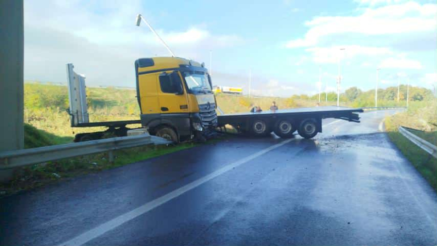 Kamioni përplaset me bankinën në unazën Shkup, trafiku mbyllet me orë të tëra Kamioni përplaset me bankinën në unazën Shkup, trafiku mbyllet me orë të tëra