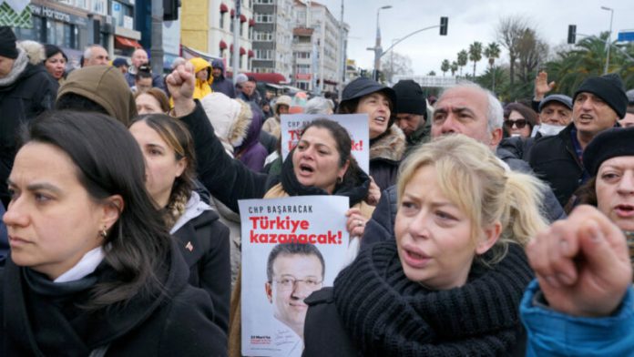 Protesta në Stamboll në mbështetje të liderit të arrestuar të opozitës, Ekrem Imamoglu Protesta në Stamboll në mbështetje të liderit të arrestuar të opozitës, Ekrem Imamoglu
