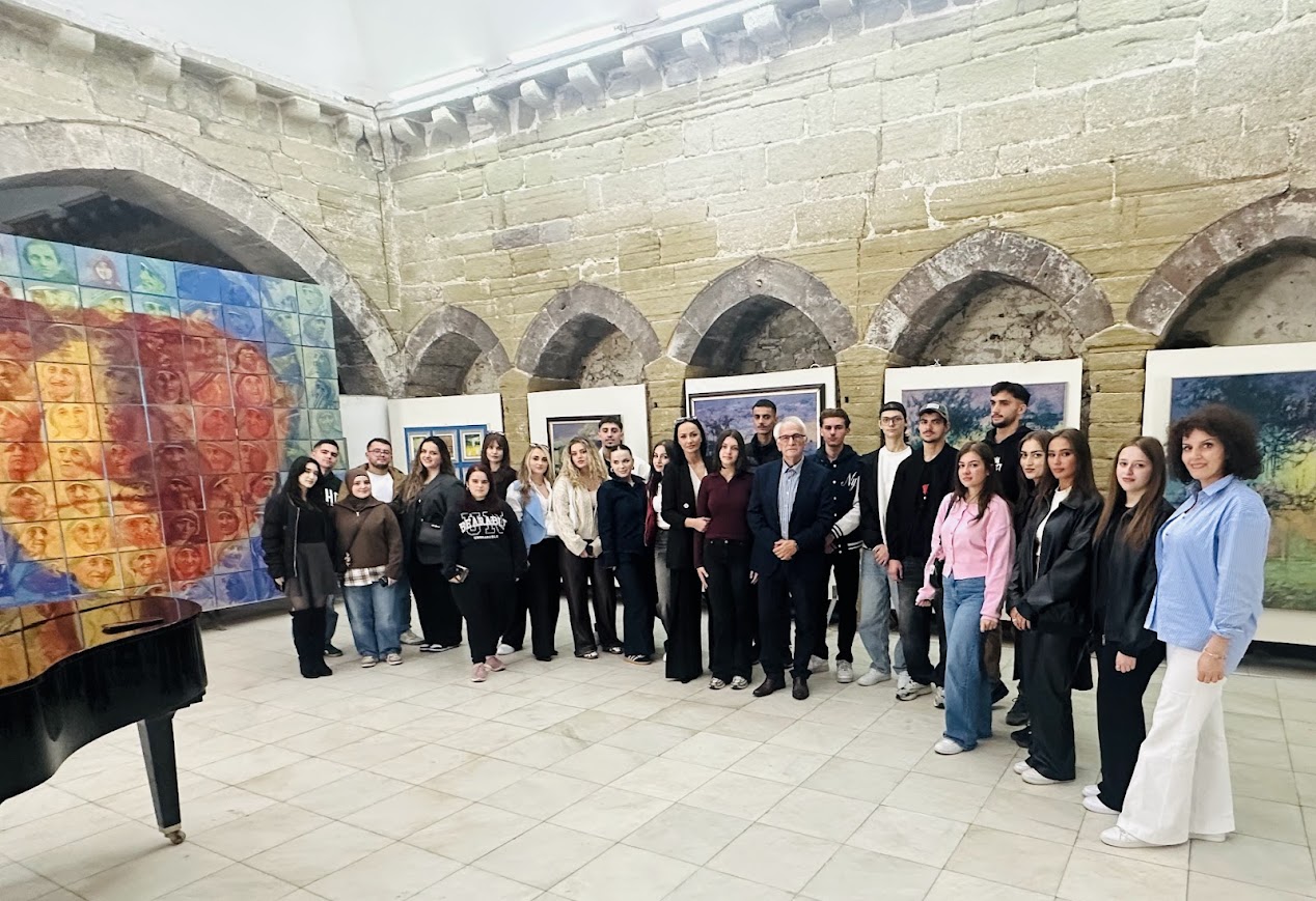 Studentët e Fakultetit të Arteve të UT-së e vizituan ekspozitën e profesorit Miftar Memeti në Galerinë “Bezisten” në Shtip Studentët e Fakultetit të Arteve të UT-së e vizituan ekspozitën e profesorit Miftar Memeti në Galerinë “Bezisten” në Shtip