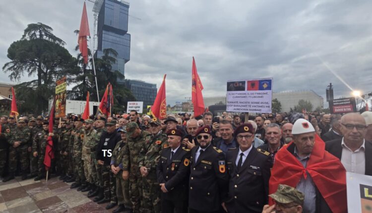 Gati për të nisur protesta madhështore në Tiranë kundër gjyqit në Hagë, përkrahje për ish-komandantët e UÇK-së (FOTO/VIDEO)