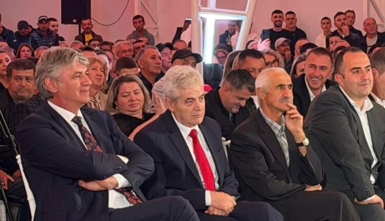 Babai i komandantit të ndjerë Nuri Mazarit në krah të Ali Ahmetit