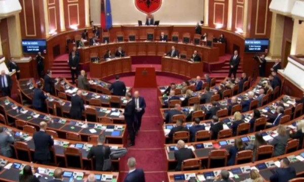 Kuvendi i Shqipërisë lë jashtë rendit të ditës kërkesën e PD-së për rezolutë për gjenocidin në Kosovë