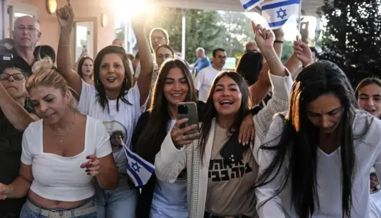 Imazhet prekëse/ Pengjet izraelite në Gaza flasin me video call me familjarët (FOTO)